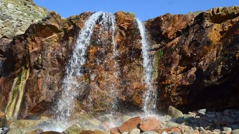 Cascadas y acantilados en la ría de Lires Cascadas y acantilados en la ría de Lires