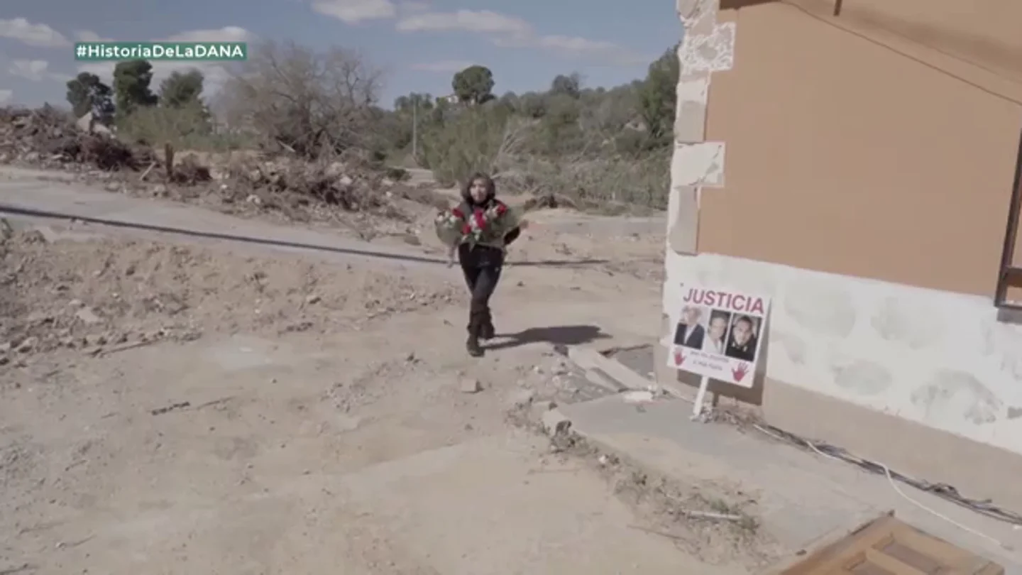 El duro testimonio de Dolores que perdió a su familia en la DANA: "Mi hijo mayor estaba enganchado a su perro, fue al primero al que se llevó el agua" El duro testimonio de Dolores que perdió a su familia en la DANA: "Mi hijo mayor estaba enganchado a su perro, fue al primero al que se llevó el agua"
