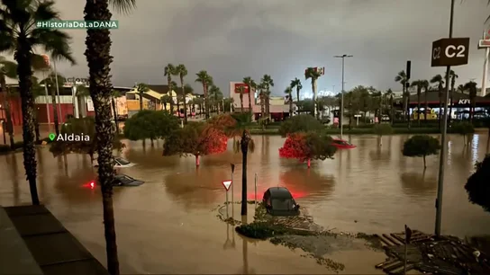 La angustia de centenares de personas atrapadas en las tiendas del centro comercial Bonaire durante la DANA: "¡No podemos salir!" La angustia de centenares de personas atrapadas en las tiendas del centro comercial Bonaire durante la DANA: "¡No podemos salir!"
