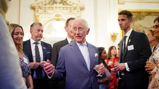 El rey de Inglaterra, Carlos III, durante la recepción con organizaciones de ayuda a enfermos de cáncer.  El rey de Inglaterra, Carlos III, durante la recepción con organizaciones de ayuda a enfermos de cáncer.