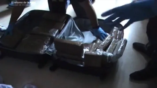 "Escondidas en maletas encuentran 58 kg de cocaína": así fue el registro de la Policía en la casa de 'la reina de la coca' "Escondidas en maletas encuentran 58 kg de cocaína": así fue el registro de la Policía en la casa de 'la reina de la coca'