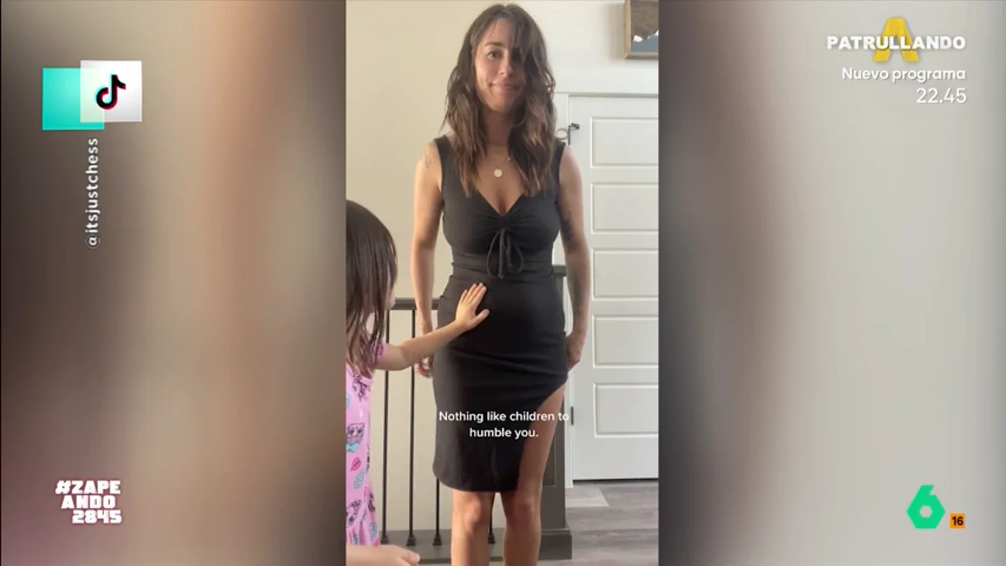 Una niña 'fastidia' un look con un simple comentario: "Parece que estás empezando a estar embarazada" La pequeña hace un sincero comentario después de ver cómo le queda a una chica un vestido. El momento queda grabado en vídeo ya que lo hace justo cuando la joven está grabando su look.