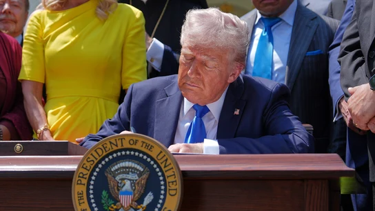 El presidente Donald Trump firma una orden ejecutiva El presidente Donald Trump firma una orden ejecutiva