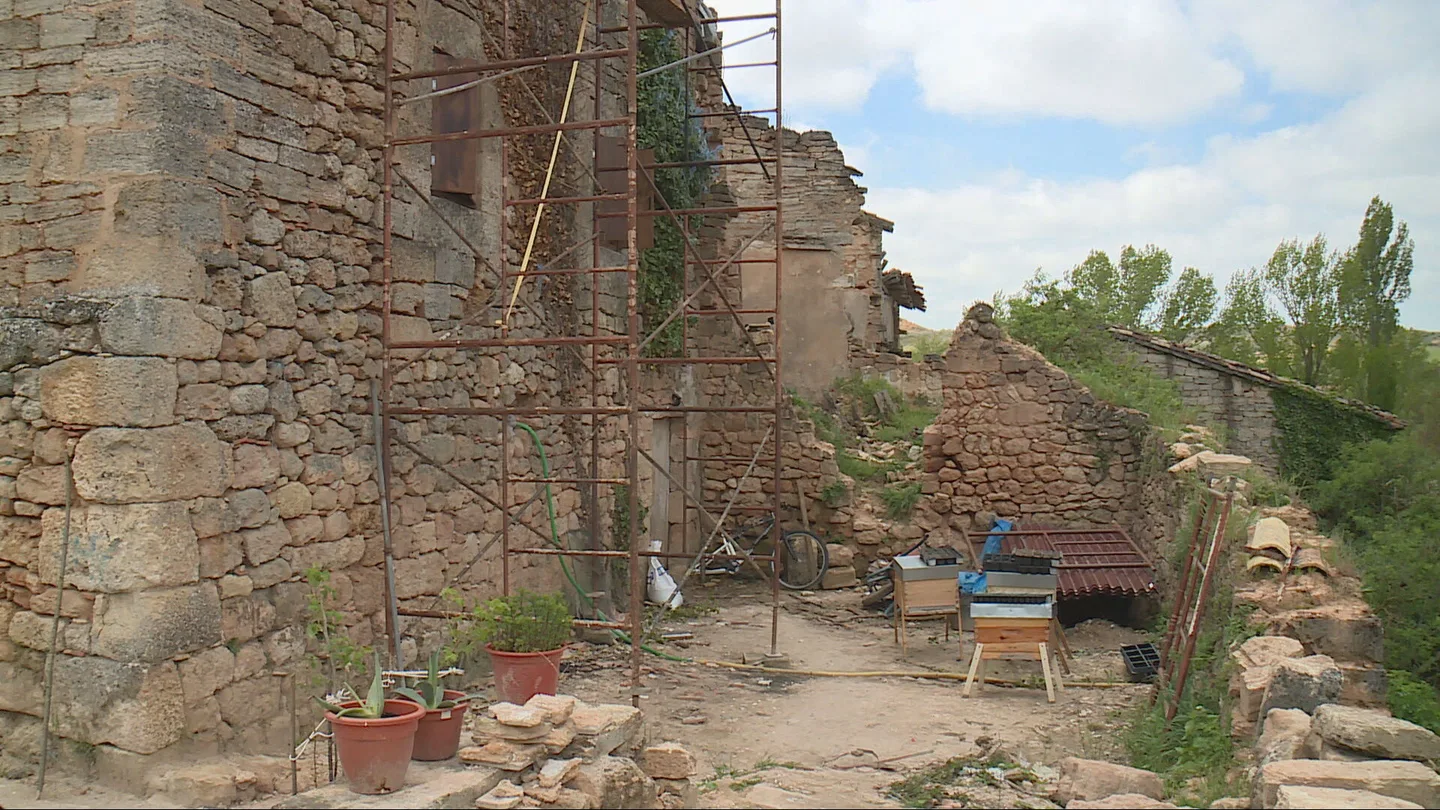 Bárcena de Bureba es reconstruida por una pareja neerlandesa Bárcena de Bureba es reconstruida por una pareja neerlandesa