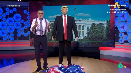 El Intermedio muestra el 'regalo' que han recibido de la Casa Blanca: un Trump a tamaño real  El Intermedio muestra el 'regalo' que han recibido de la Casa Blanca: un Trump a tamaño real