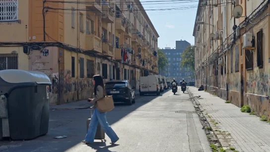 Una turista sorprende a Esther Alcázar en el barrio de la Malvarrosa de Valencia: "Las agencias no dicen que a 100 metros venden droga" Una turista sorprende a Esther Alcázar en el barrio de la Malvarrosa de Valencia: "Las agencias no dicen que a 100 metros venden droga"
