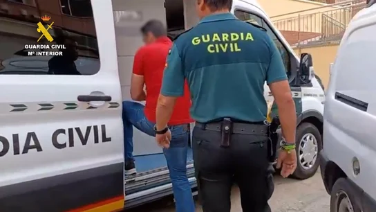 El detenido se introduce en un vehículo de la Guardia Civil para ser trasladado a los juzgados El detenido se introduce en un vehículo de la Guardia Civil para ser trasladado a los juzgados