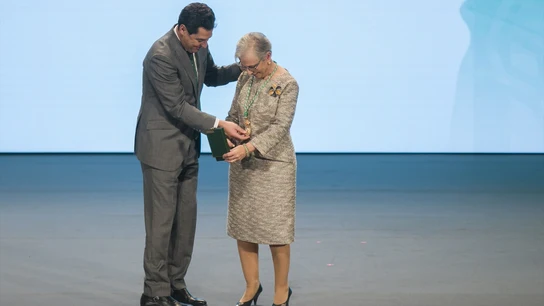 El presidente de la Junta de Andalucía Juanma Moreno otorga la Medalla de Andalucía de las Ciencias Sociales y Las Letras a María Castellano en 2020. El presidente de la Junta de Andalucía Juanma Moreno otorga la Medalla de Andalucía de las Ciencias Sociales y Las Letras a María Castellano en 2020.