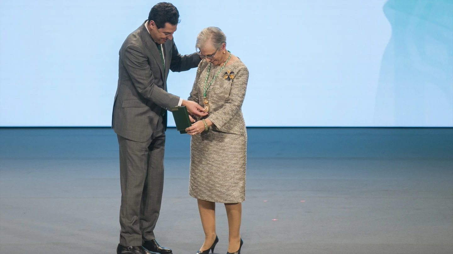 El presidente de la Junta de Andalucía Juanma Moreno otorga la Medalla de Andalucía de las Ciencias Sociales y Las Letras a María Castellano en 2020. El presidente de la Junta de Andalucía Juanma Moreno otorga la Medalla de Andalucía de las Ciencias Sociales y Las Letras a María Castellano en 2020.