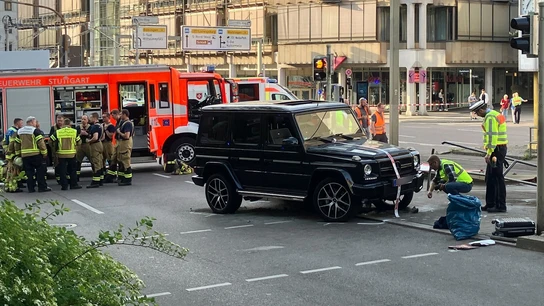Los servicios de seguridad acordonan la zona de un atropello en Stuttgart, Alemania  Los servicios de seguridad acordonan la zona de un atropello en Stuttgart, Alemania
