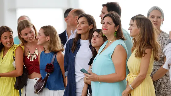 La reina Letizia aguarda la llegada de su hija a puerto La reina Letizia aguarda la llegada de su hija a puerto
