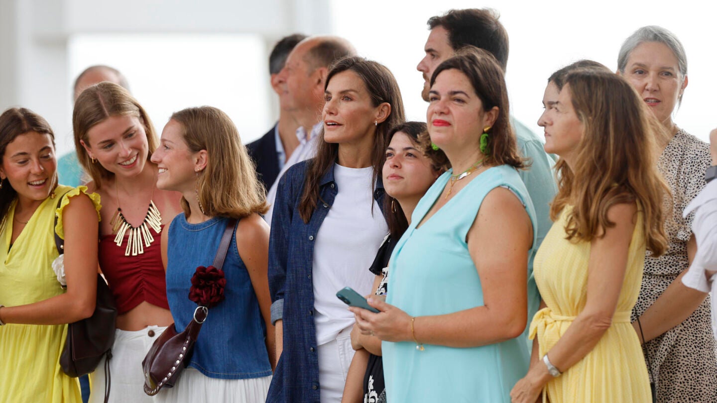 La reina Letizia aguarda la llegada de su hija a puerto