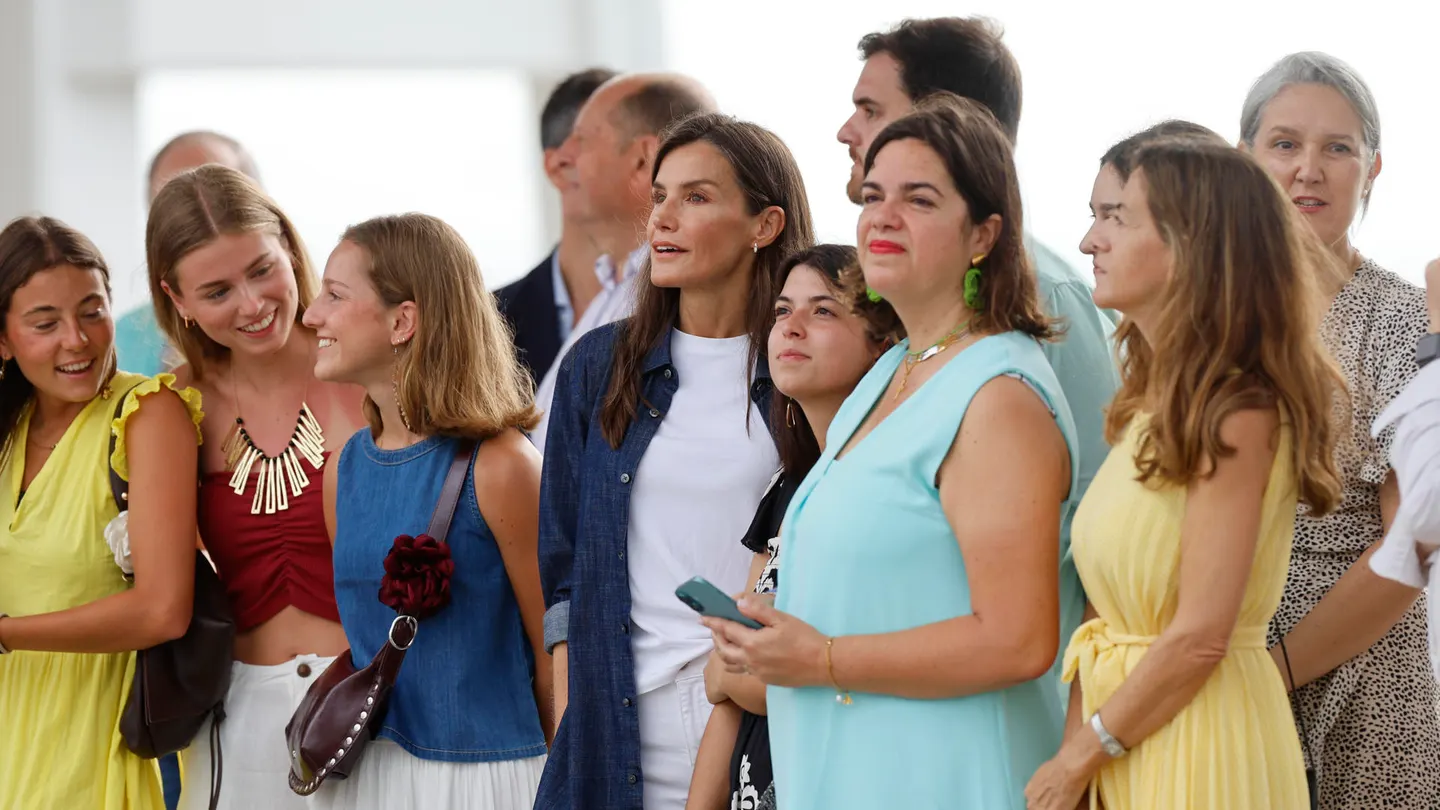 La reina Letizia aguarda la llegada de su hija a puerto La reina Letizia aguarda la llegada de su hija a puerto