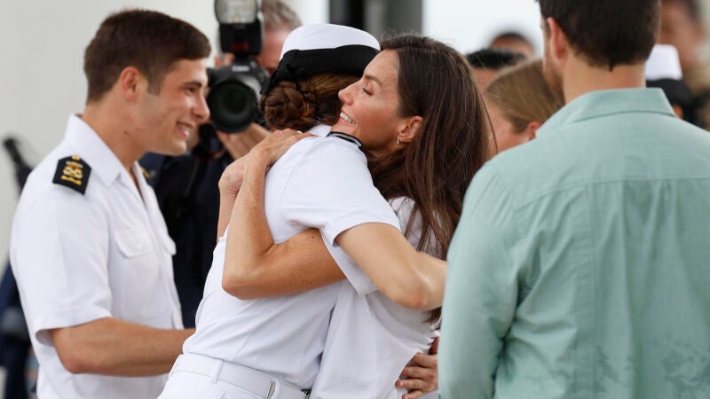 La reina Letizia abraza a su hija, la princesa Leonor