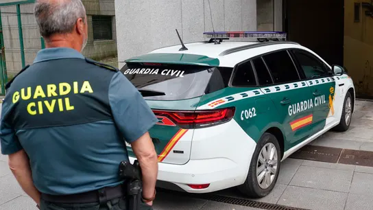 Salida de furgón y un vehículo de la Guardia Civil de los padres hacia la cárcel de Asturias Salida de furgón y un vehículo de la Guardia Civil de los padres hacia la cárcel de Asturias