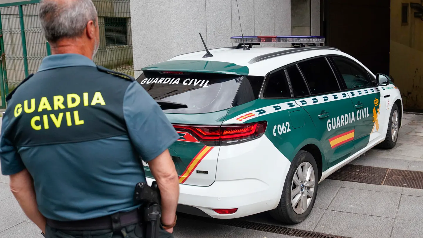 Salida de furgón y un vehículo de la Guardia Civil de los padres hacia la cárcel de Asturias Salida de furgón y un vehículo de la Guardia Civil de los padres hacia la cárcel de Asturias
