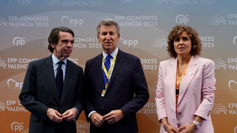 José María Aznar, junto a Alberto Núñez Feijóo y Dolors Monserrat