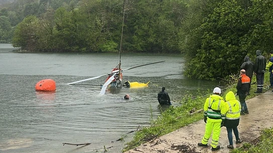 Los buzos logran recuperar el helicóptero de Bomberos de Asturias que cayó al embalse de Tanes. Los buzos logran recuperar el helicóptero de Bomberos de Asturias que cayó al embalse de Tanes.