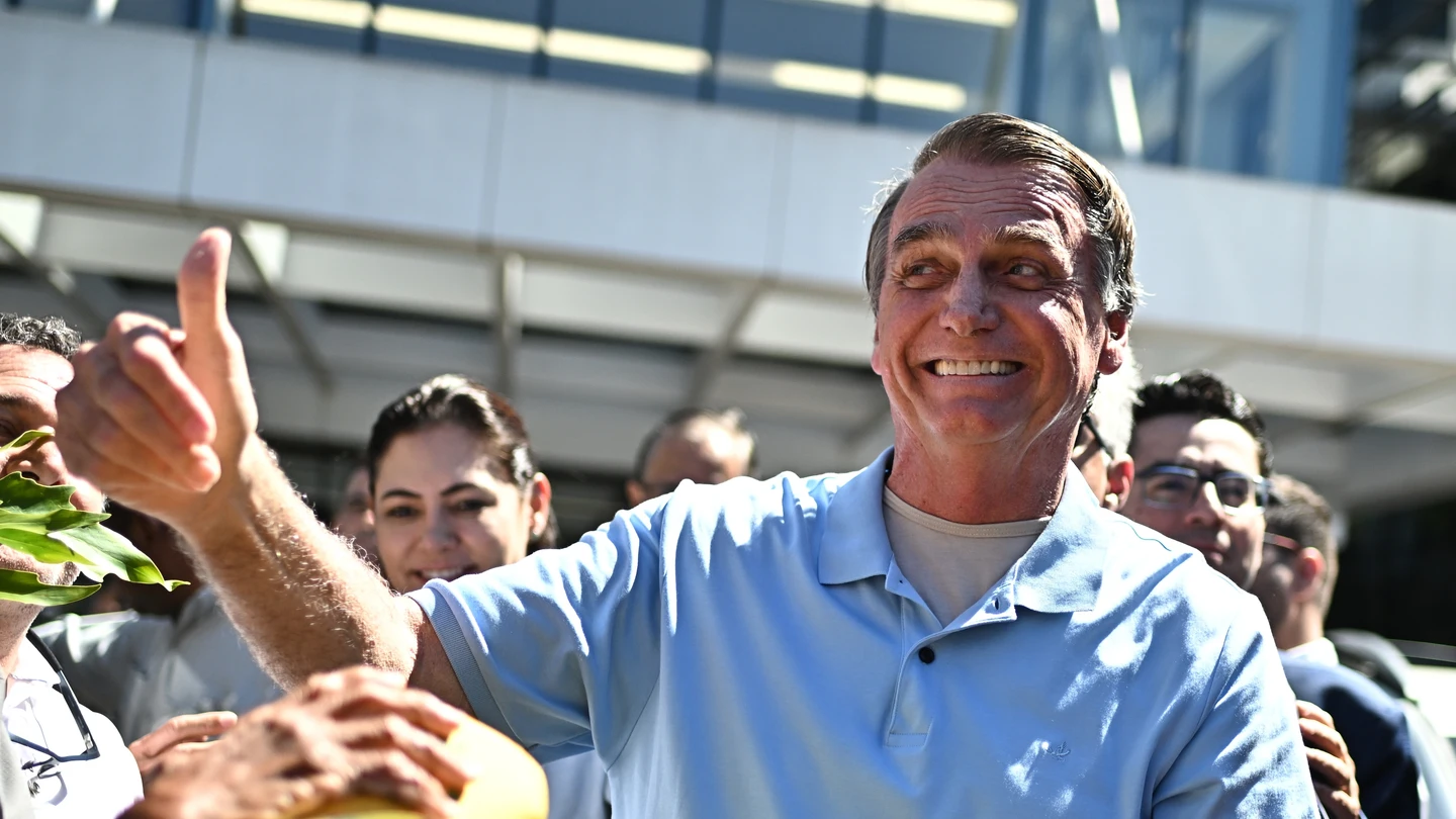 El expresidente de Brasil, Jair Bolsonaro, saluda al salir del Hospital DF Star de Brasilia este domingo, en Brasilia (Brasil) El expresidente de Brasil, Jair Bolsonaro, saluda al salir del Hospital DF Star de Brasilia este domingo, en Brasilia (Brasil)