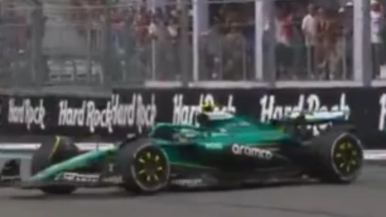 A Alonso no le sale nada: así fue el trompo de Fernando nada más comenzar la carrera A Alonso no le sale nada: así fue el trompo de Fernando nada más comenzar la carrera