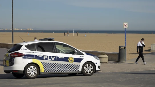 Imagen de archivo de un coche de la Policía Local en la playa de Malva-rosa, en València Imagen de archivo de un coche de la Policía Local en la playa de Malva-rosa, en València