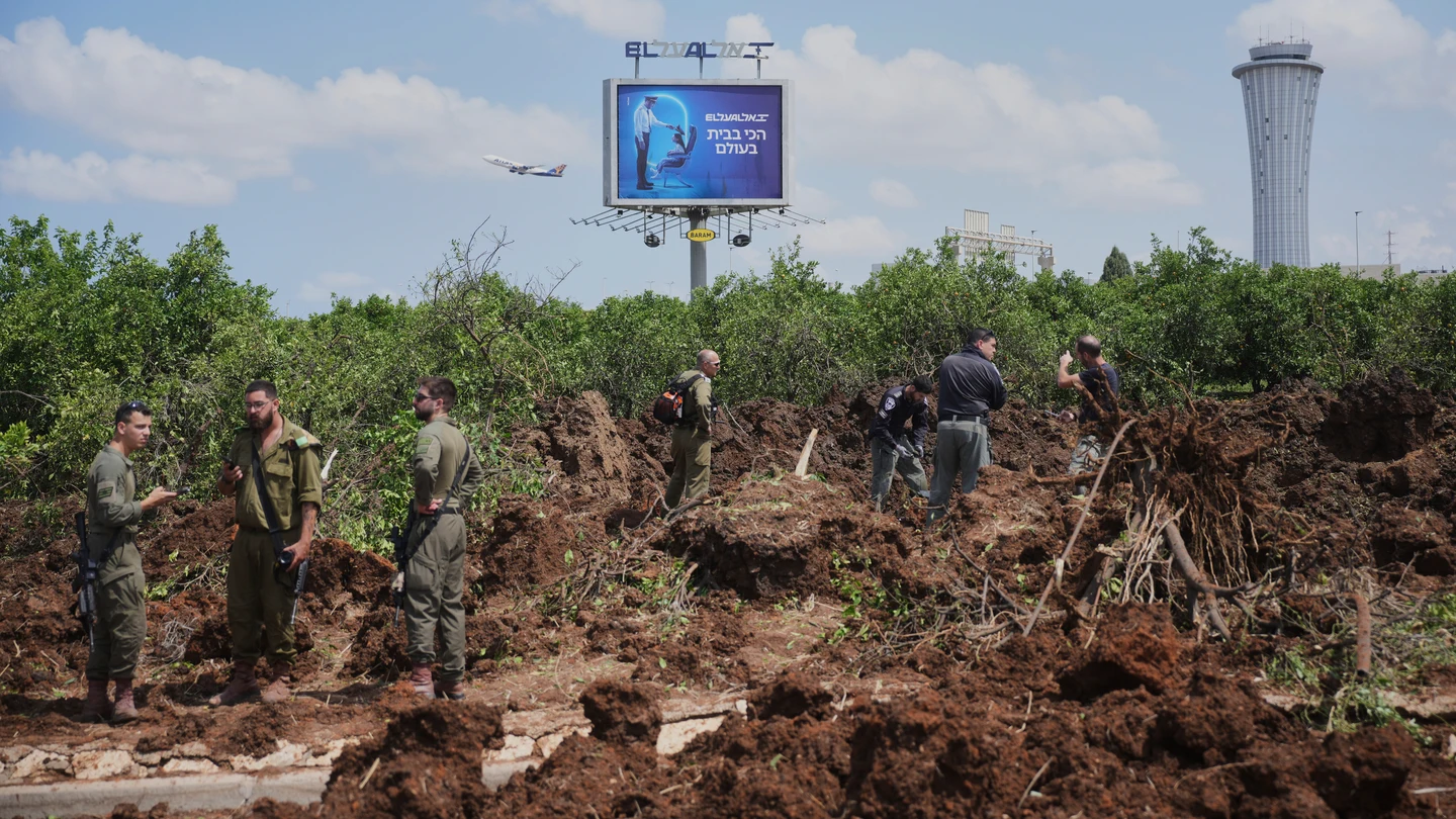 Las fuerzas de seguridad israelíes inspeccionan el lugar donde un proyectil disparado por los rebeldes hutíes de Yemen impactó en la zona del Aeropuerto Internacional Ben Gurion, cerca de Tel Aviv. Las fuerzas de seguridad israelíes inspeccionan el lugar donde un proyectil disparado por los rebeldes hutíes de Yemen impactó en la zona del Aeropuerto Internacional Ben Gurion, cerca de Tel Aviv.