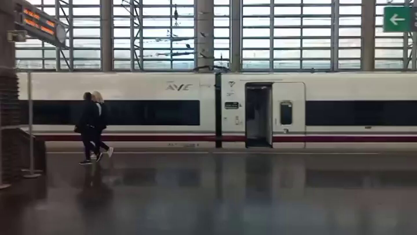 Momento de la salida del tren doble Madrid-Sevilla