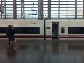 Momento de la salida del tren doble Madrid-Sevilla