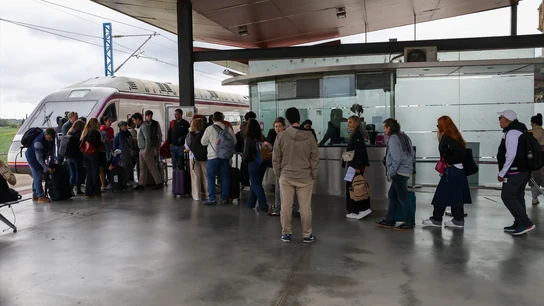 Pasajeros de trenes Renfe efectúan el embarque con regularidad tras el robo de cable. Pasajeros de trenes Renfe efectúan el embarque con regularidad tras el robo de cable.