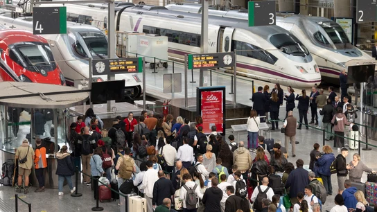 Cientos de viajeros, en la estación María Zambrano de Málaga, esperando que se reanude el servicio de trenes tras el robo de cable en Toledo Cientos de viajeros, en la estación María Zambrano de Málaga, esperando que se reanude el servicio de trenes tras el robo de cable en Toledo