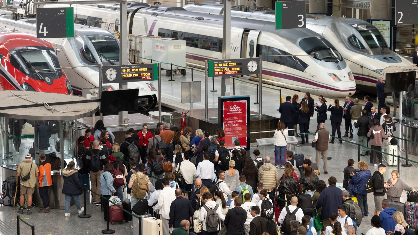 Cientos de viajeros, en la estación María Zambrano de Málaga, esperando que se reanude el servicio de trenes tras el robo de cable en Toledo Cientos de viajeros, en la estación María Zambrano de Málaga, esperando que se reanude el servicio de trenes tras el robo de cable en Toledo