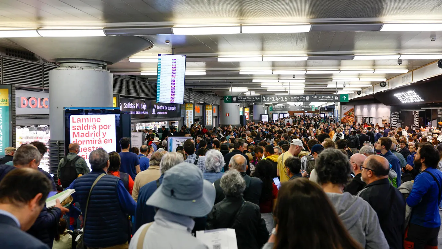 Viajeros afectados se agolpan ante los accesos a los andenes de los trenes de alta velocidad en Atocha Viajeros afectados se agolpan ante los accesos a los andenes de los trenes de alta velocidad en Atocha
