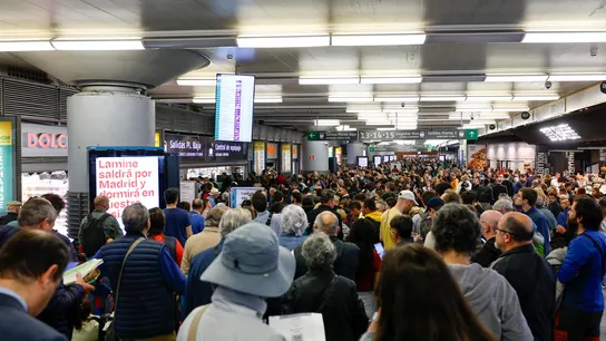 Viajeros afectados se agolpan ante los s a los andenes de los trenes de alta velocidad en Atocha Viajeros afectados se agolpan ante los s a los andenes de los trenes de alta velocidad en Atocha