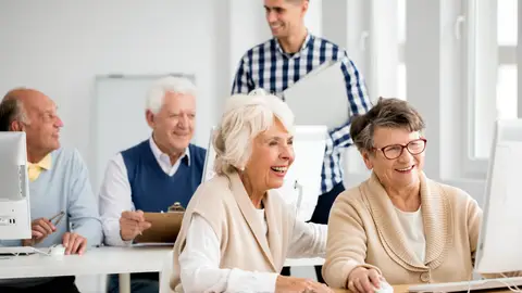 Personas mayores en un taller Personas mayores en un taller