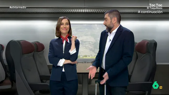Dani Mateo, 'afectado' por el caos ferroviario: "Es el vagón del silencio y estoy a punto de cometer un silencio de los corderos" Dani Mateo se convierte en uno de los miles de personas que se quedaron atrapadas en el AVE entre Madrid y Sevilla por el robo de cable. "Solo nos queda saber qué pasa y cómo solucionarlo", le responde la 'azafata' Cristina Gallego.