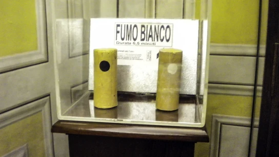 Las velas que se utilizan para dar color al humo de la chimenea de la Capilla Sixtina durante las fumatas, en una fotografía tomada el 9 de marzo de 2013, antes del cónclave del que salió elegido el papa Francisco Las velas que se utilizan para dar color al humo de la chimenea de la Capilla Sixtina durante las fumatas, en una fotografía tomada el 9 de marzo de 2013, antes del cónclave del que salió elegido el papa Francisco