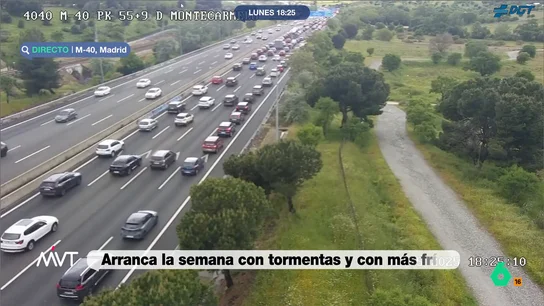 Gran atasco en la M-40 de Madrid por la caída de unas planchas que dejan tres carriles cortados Gran atasco en la M-40 de Madrid por la caída de unas planchas que dejan tres carriles cortados