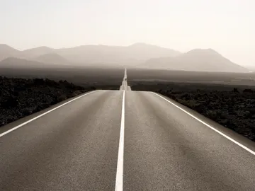 Larga recta en una carretera de España Larga recta en una carretera de España