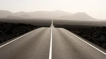 Larga recta en una carretera de España Larga recta en una carretera de España