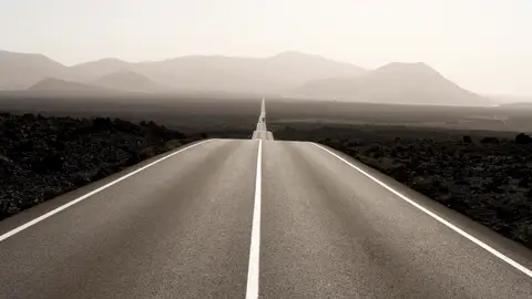 Larga recta en una carretera de España Larga recta en una carretera de España