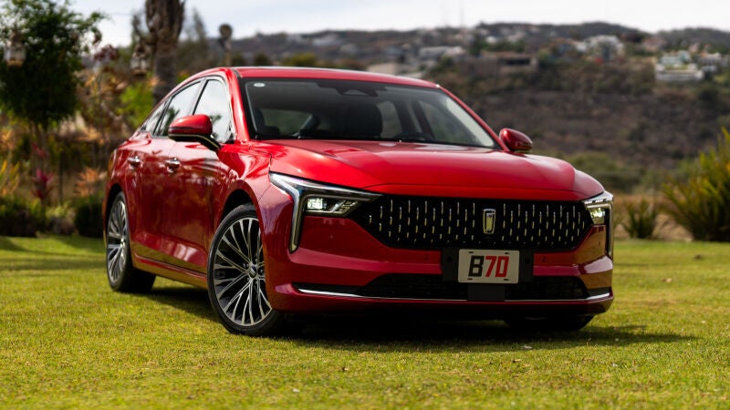 No solo de SUV viven las marcas chinas, también tienen interesantes berlinas como esta, que llega a España con etiqueta C