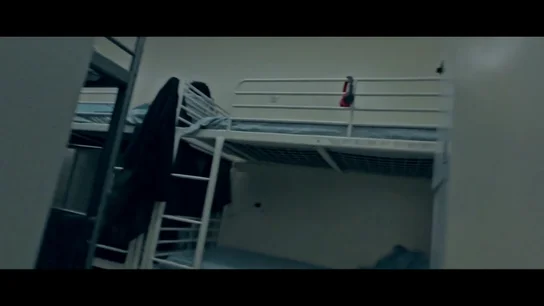 Un reportero de Apatrullando se hace pasar por un huésped en un hostal cercano a las Cuatro Torres de Madrid: "Aquí duermen 14 personas" Un reportero de Apatrullando se hace pasar por un huésped en un hostal cercano a las Cuatro Torres de Madrid: "Aquí duermen 14 personas"