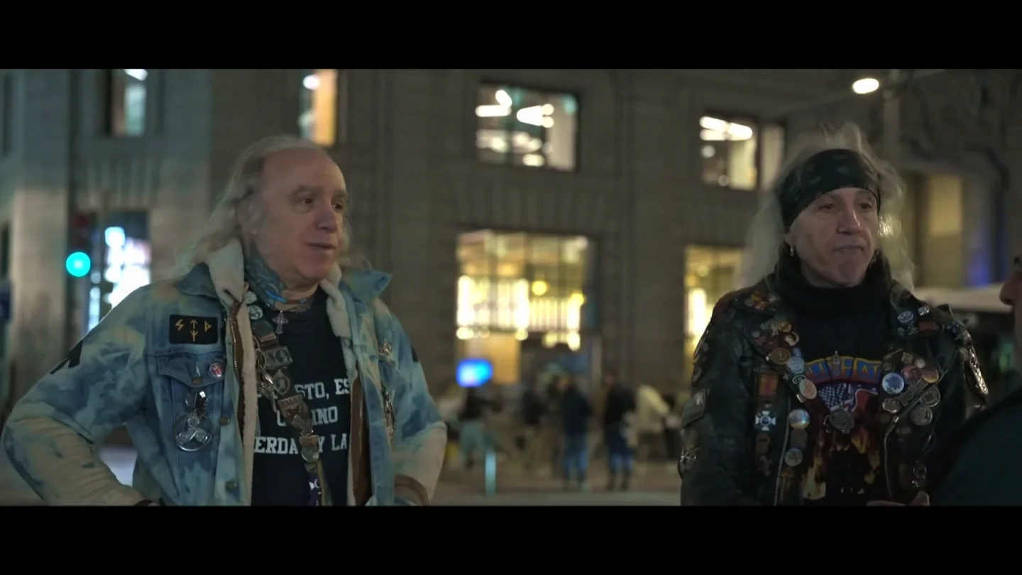 Dos hermanos rockeros, tras 25 años plantados en Gran Vía: "Ha involucionado, ahora son todo tiendas chinas en vez de cines" Dos hermanos rockeros, tras 25 años plantados en Gran Vía: "Ha involucionado, ahora son todo tiendas chinas en vez de cines"