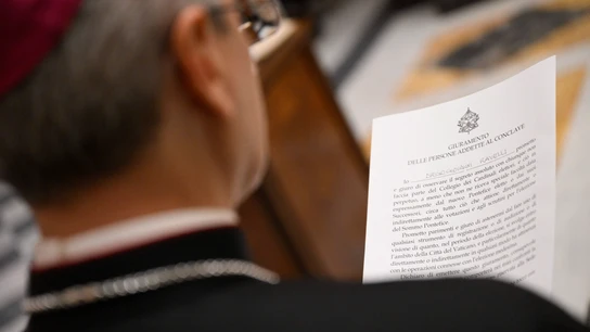 Momento de prestar juramento para guardar secreto durante el cónclave Momento de prestar juramento para guardar secreto durante el cónclave