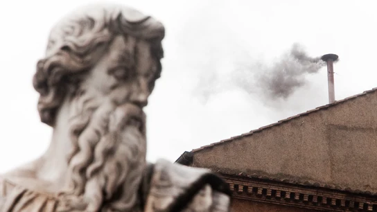 La chimenea de la Capilla Sixtina, durante el cónclave en el que salió elegido el papa Francisco La chimenea de la Capilla Sixtina, durante el cónclave en el que salió elegido el papa Francisco