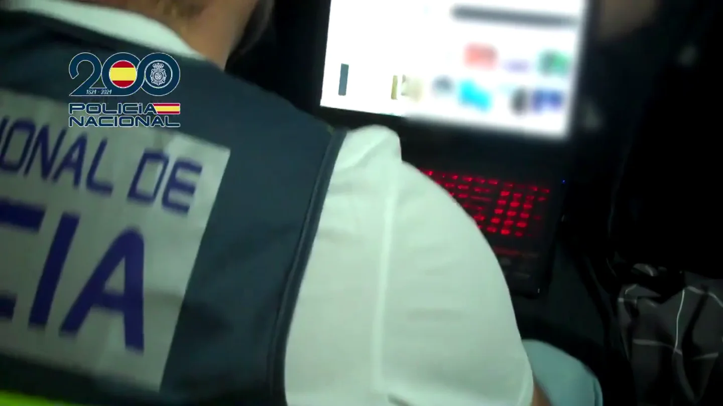 La Policía detiene a 35 personas por almacenar e intercambiar pornografía infantil en 21 provincias La Policía detiene a 35 personas por almacenar e intercambiar pornografía infantil en 21 provincias