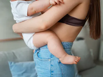 Una madre con su bebé en brazos Una madre con su bebé en brazos