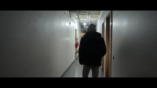 La "calma tensa" con la que reciben a un reportero de Apatrullando en el hotel okupa de San Blas, Madrid: "Así hacen plata ustedes, yo no" La "calma tensa" con la que reciben a un reportero de Apatrullando en el hotel okupa de San Blas, Madrid: "Así hacen plata ustedes, yo no"