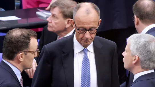 Friedrich Merz (centro), tras no ser elegido en la primera vuelta en el Bundestag de Berlín. Friedrich Merz (centro), tras no ser elegido en la primera vuelta en el Bundestag de Berlín.