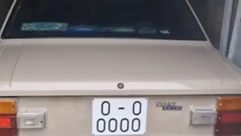 El Seat 131, una reliquia y antiguo taxi que con su matricula O-0000-O sigue circulando El Seat 131, una reliquia y antiguo taxi que con su matricula O-0000-O sigue circulando